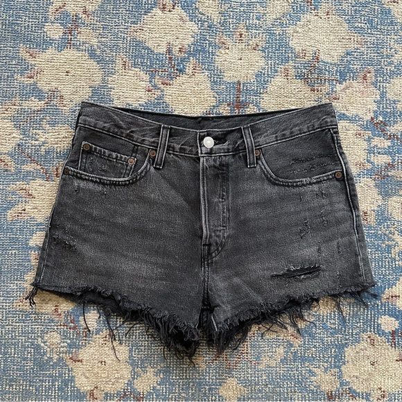 Levi's 501 Shorts in Trashed Black 27 - Picture 4 of 7